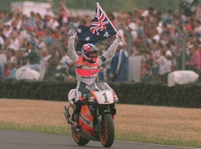 El piloto de MotoGP Mick Doohan sobre su Honda NSR500, en 1995