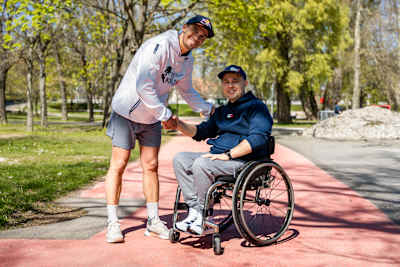 Parastrelec Radko Malenovský spolu s kajakárom Jakubom Grigarom pri nakrúcaní pre charitatívny beh Wings for Life World Run, apríl 2026, Bratislava.