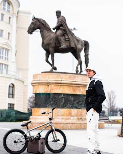 Viki Gomez изведува BMX Flatland трикови во Скопје, февруари 2025 година.