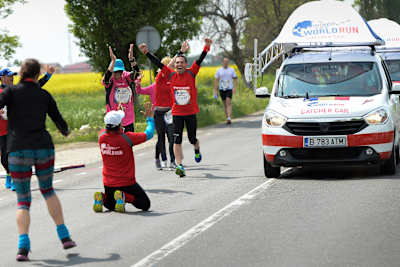 Catcher Car prechádza okolo bežcov počas Wings for Life World Run v Bukurešti, Rumunsko 4. mája 2014.