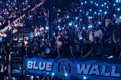 Antonin Hory capture les fans de la Karmine Corp lors de l'ouverture des Arènes à Évry-Courcouronnes, le 20 septembre 2024.