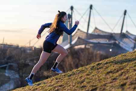 Lisa Kumpfbeck beim Outdoor Running im Olympiapark.