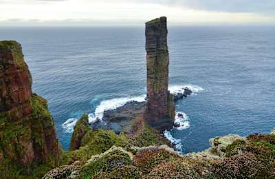 Rochedo The Old Man of Hoy nas Ilhas Orkney (ESC)