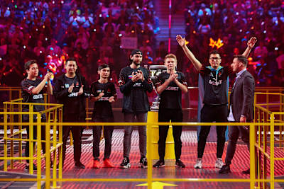 Le joueur Dauren “AdreN” Kystaubayev lève les bras après la qualification surprise de l'équipe AVANGAR en grande finale du StarLadder Major de Berlin 2019 sur Counter-Strike: Global Offensive.