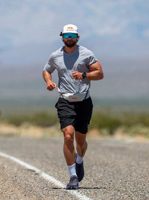 Arda Saatçi läuft bei extremer Hitze während des Red Bull Cyborg Season Ultra 600 2026 im Death Valley.
