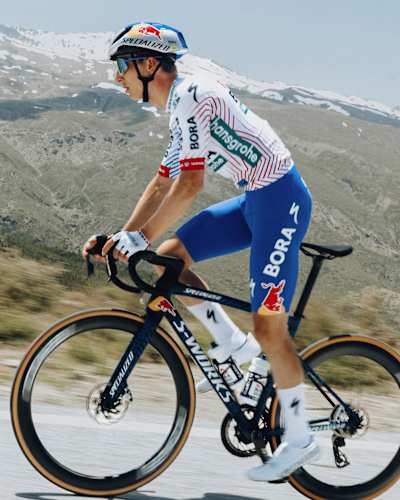 Florian Lipowitz bei einer Trainingsfahrt in den Bergen der Sierra Nevada.