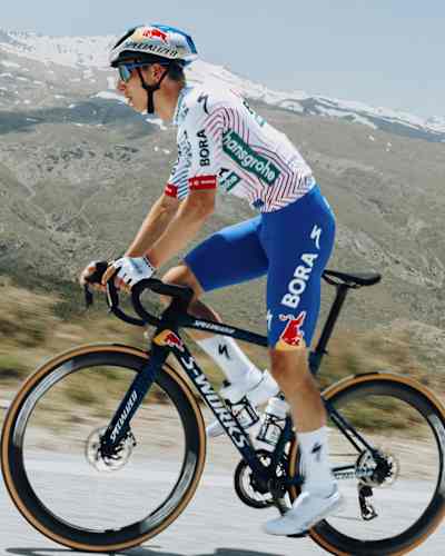 Florian Lipowitz bei einer Trainingsfahrt in den Bergen der Sierra Nevada.