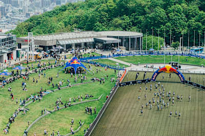 Skocznia narciarska Okurayama - widok latem podczas zawodów Red Bull 400