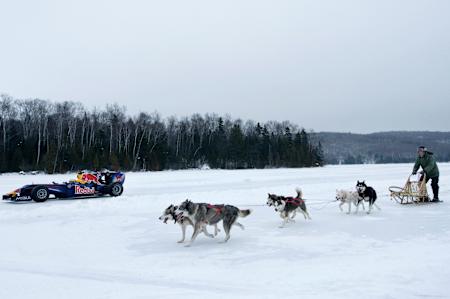 凍結湖を行くF1マシン
