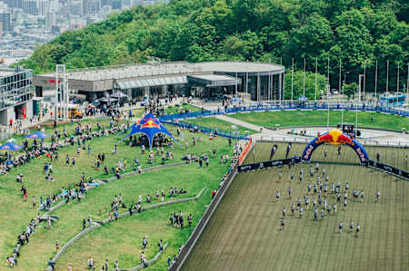 Skocznia narciarska Okurayama - widok latem podczas zawodów Red Bull 400