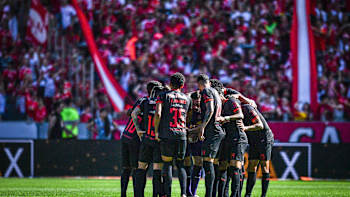 The Red Bull Bragantino team discuss strategy on the pitch