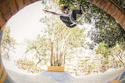 Patrick Rogalski, hace un Blindside flip to fakie en Yangon, Myanmar, fotografiado por Kevin Metallier.