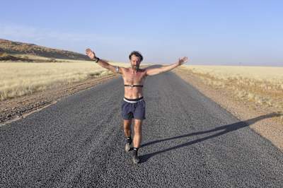 Wim Hof corre una maratón en el desierto