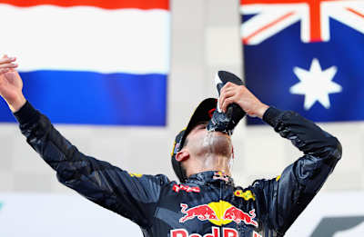 Daniel Ricciardo celebra su victoria bebiendo champán de su zapato de carreras en el Gran Premio de Malasia 2016 en Sepang el 2 de octubre de 2016