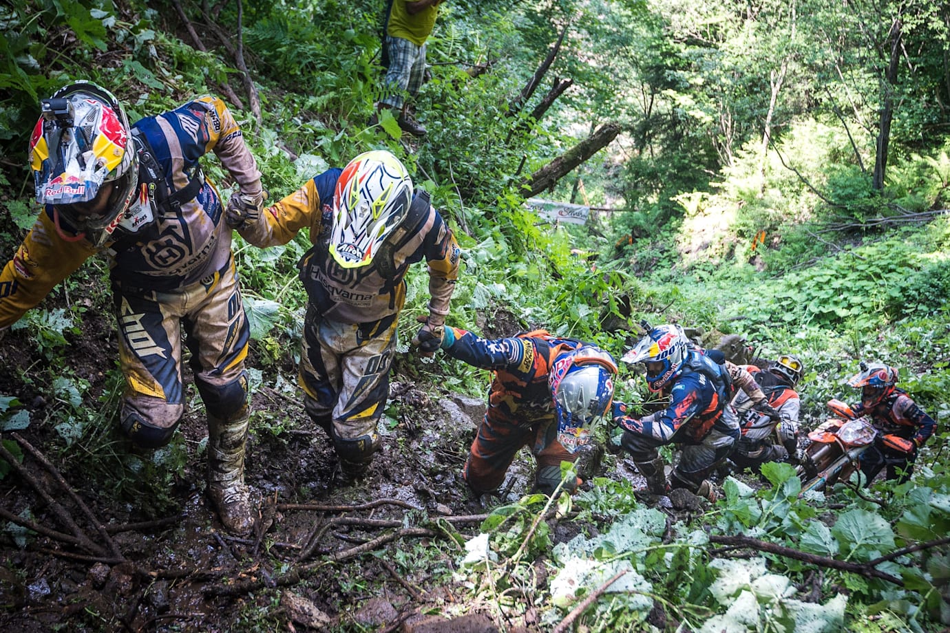 Riders at the 2015 Erzbergrodeo help one another