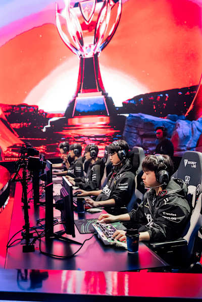 T1 et Faker à l’attaque lors des finale des Worlds de League of Legends 2023, en Corée du Sud.