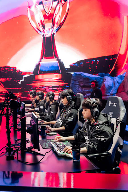 T1 et Faker à l’attaque lors des finale des Worlds de League of Legends 2023, en Corée du Sud.