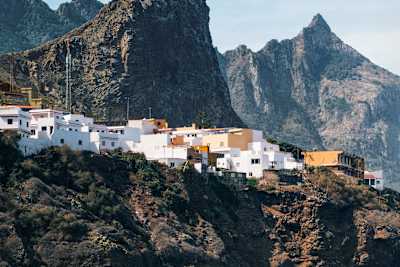 Wer vor dieser Insel surft, hat die mar­kanten Vulkanfelsen immer im Blick.