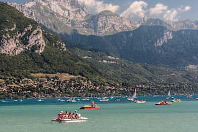 Le lac d'Annecy est considéré comme le lac le plus pur d'Europe, il fait partie des meilleurs lacs où pratiquer la nage en eau libre en France.