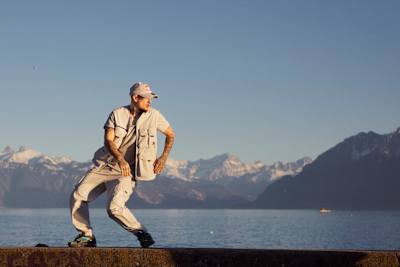 Le danseur Poppin C montre ses mouvements lors d'un photoshoot à Lausanne.