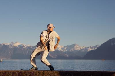 Le danseur Poppin C montre ses mouvements lors d'un photoshoot à Lausanne.