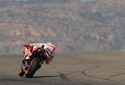 Una foto de Marc Márquez pilotando duro en el MotoGP de Aragón 2018.
