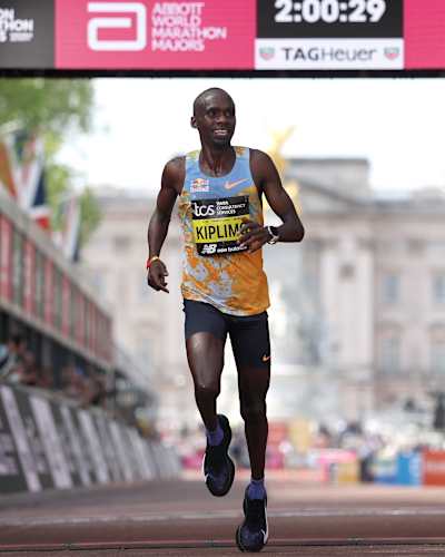 Jacob Kiplimo cruza la línea de meta en el TCS Maratón de Londres 2026, con su tiempo de 2h 00m 29s a sus espaldas.