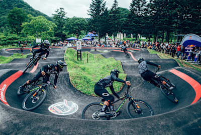 Sekwencja zdjęć - zawodnik jadący na rowerze po pumptracku.