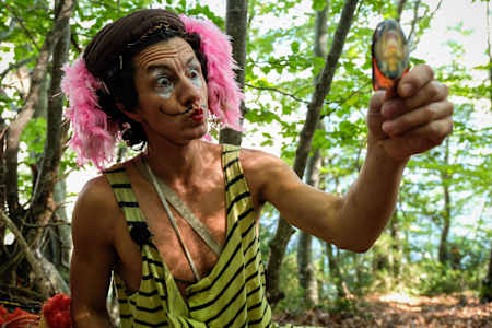 Anicet Leone: performing art artist and skydiver