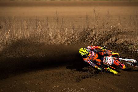 Cairoli distrugge un terrapieno in allenamento