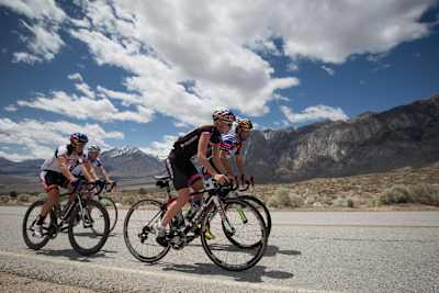 Des cyclistes sur route sur leur vélo lors du Red Bull Project Endurance dans les montages de la Vallée de la Mort dans les montagnes de la Sierra Nevada à Bishop en Californie.