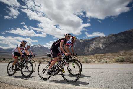 Des cyclistes sur route sur leur vélo lors du Red Bull Project Endurance dans les montages de la Vallée de la Mort dans les montagnes de la Sierra Nevada à Bishop en Californie.