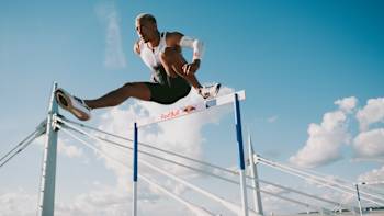 Sasha Zhoya s'est offert une session exceptionnelle de 110 mètres haies sur le toit du Stade de France. 