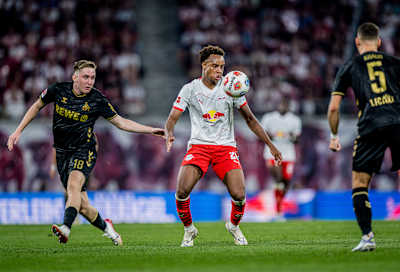 Assan Ouédraogo von RB Leipzig schaut im Spiel gegen den 1. FC Köln auf den Ball.