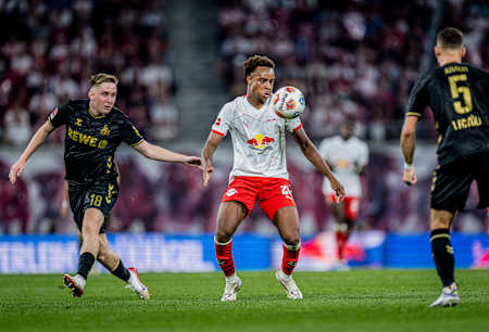 Assan Ouédraogo von RB Leipzig schaut im Spiel gegen den 1. FC Köln auf den Ball.