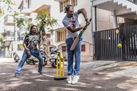 लोकेश राहुल 21 जनवरी 2016 को बैंगलोर, भारत में दोस्तों के साथ गली क्रिकेट खेलते हुए