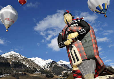 Szkocki dudziarz nad Szwajcarią Szkocki dudziarz nad Szwajcarią