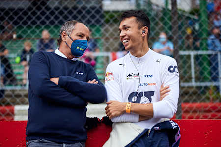 Gerhard Berger y Alexander Albon en conversación durante la carrera del campeonato DTM en Zolder, Bélgica, 2021. 