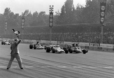 Formel 1 bilerne kører over målstregen ved det italienske Grand Prix i 1971