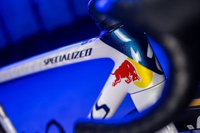 Le vélo de l'équipe Red Bull - BORA - hansgrohe en vue diagonale. 