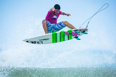 Ítalo Ferreira aos 17 anos disputando o Red Bull Tube & Air