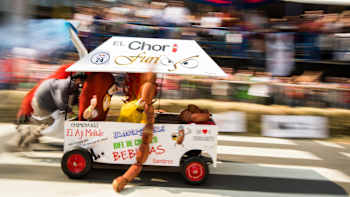 Un participante de la carrera Red Bull Autos Locos de Buenos Aires de 2013, en acción.