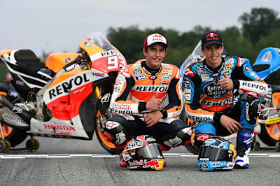 Marc y Álex Márquez con sus motos