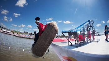 Participante del Red Bull Día de las Alas lanzándose al agua.