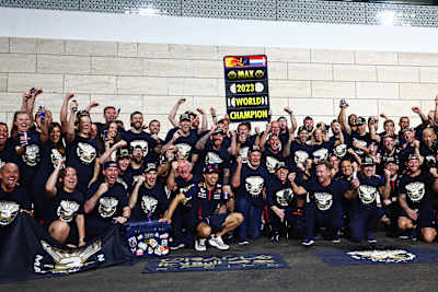 Bild zeigt Max Verstappen und das Team von Oracle Red Bull Racing beim Großen Preis von Katar 2023. Hier sicherte sich Verstappen den dritten Titel in Folge.