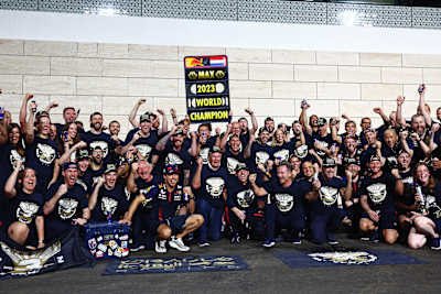 Bild zeigt Max Verstappen und das Team von Oracle Red Bull Racing beim Großen Preis von Katar 2023. Hier sicherte sich Verstappen den dritten Titel in Folge.