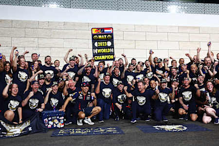 Bild zeigt Max Verstappen und das Team von Oracle Red Bull Racing beim Großen Preis von Katar 2023. Hier sicherte sich Verstappen den dritten Titel in Folge.