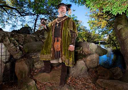 Le marin et explorateur français Yvan Bourgnon poses habillé comme l'explorateur portugais du 15ème siècle Ferdinand Magellan.