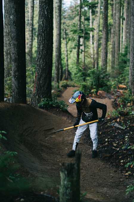 Брэндон Семенюк готовит трассу перед катанием