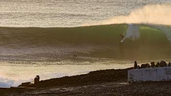 Le surfeur professionnel américain Kanoa Igarashi surfe une grosse vague au Portugal.